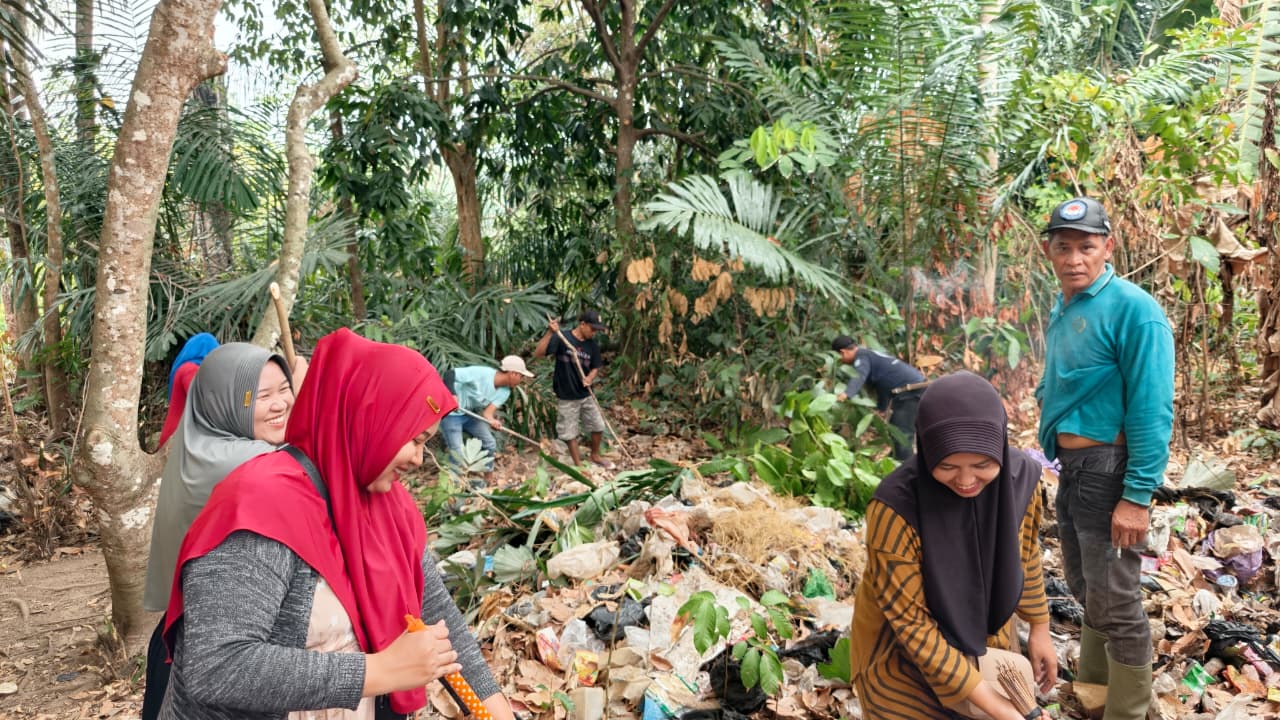 Pemerintah Desa Tanah Abang Bersama Guru PAUD dan Masyarakat Gotong Royong Membersihkan Area Sekitar